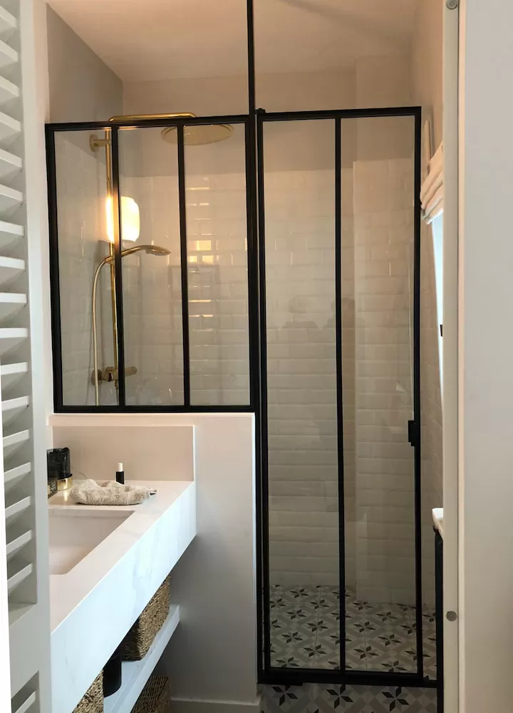 Verrière noire pour douche