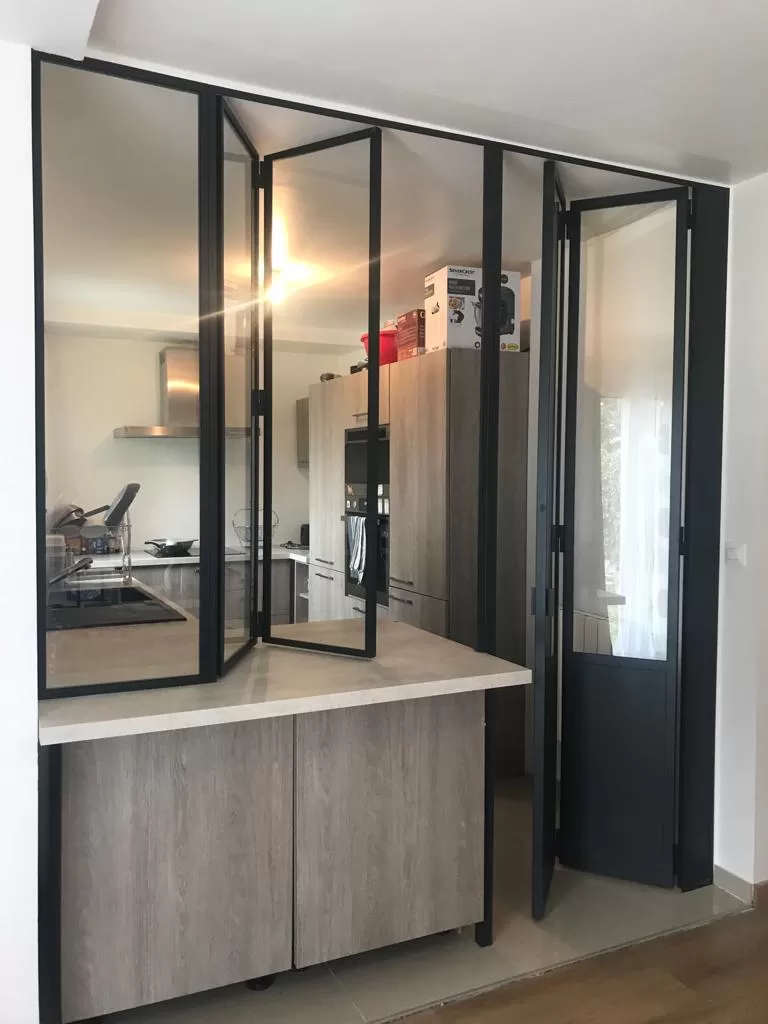 Verrière accordéon dans une cuisine