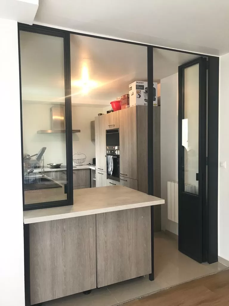 Verrière ouverte dans une cuisine